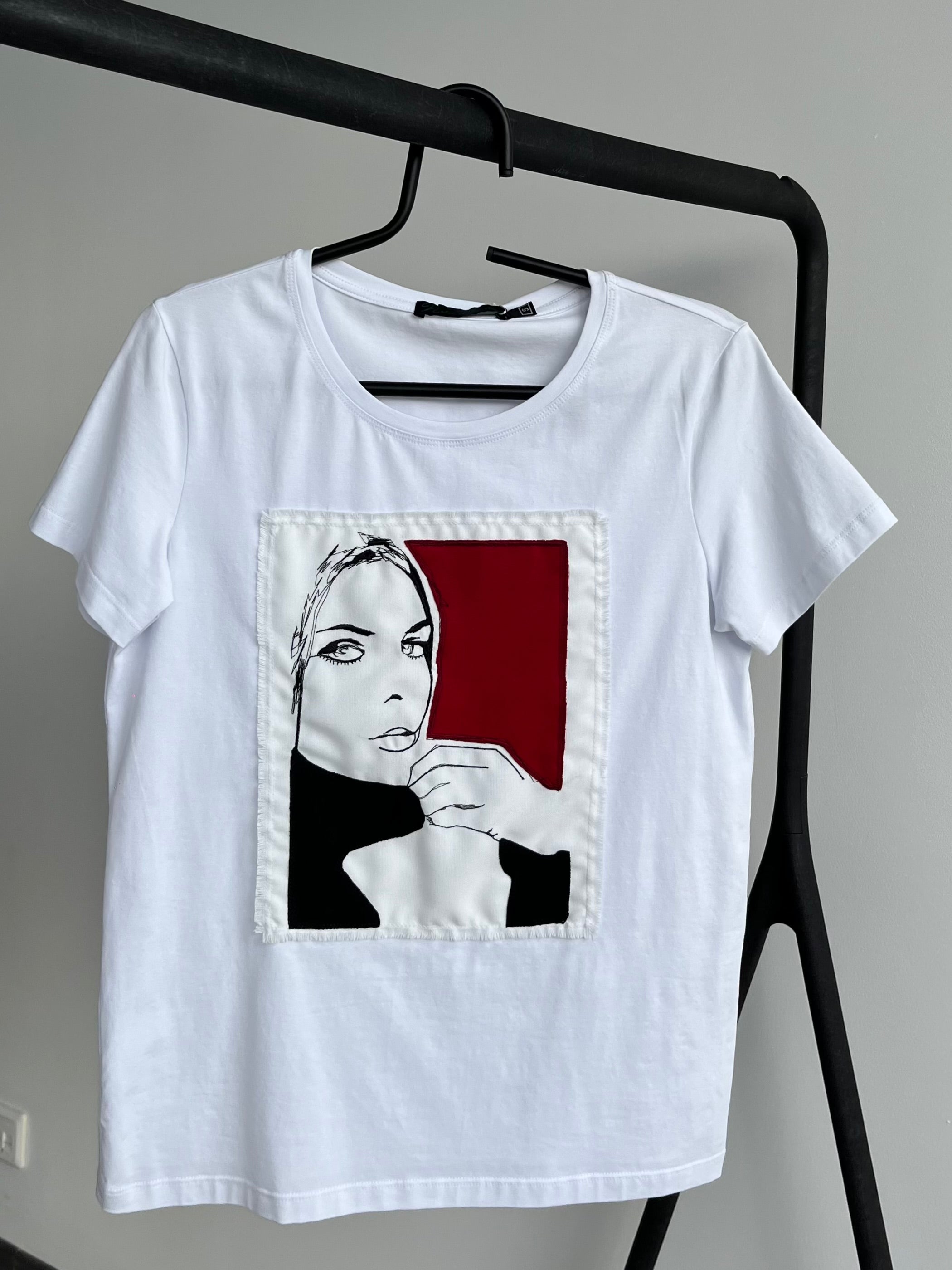 Crop Neck T-shirt With An Applique